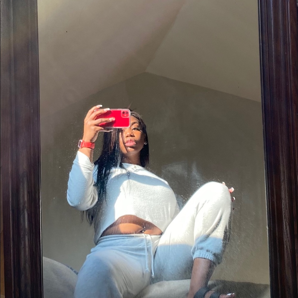 Meet your Posher, Olyvia